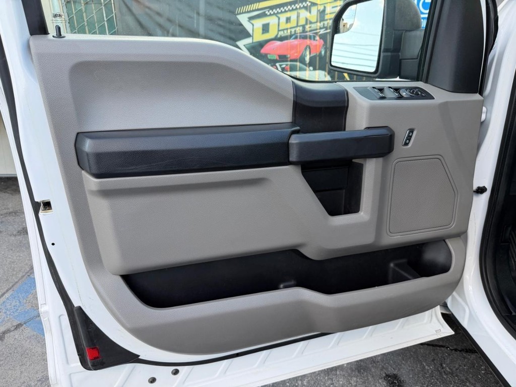 Ford F-150 Vehicle Full-screen Gallery Image 15