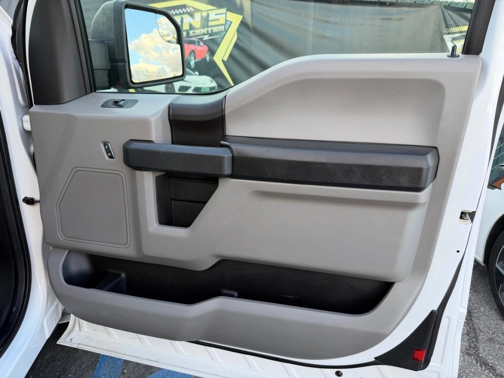 Ford F-150 Vehicle Full-screen Gallery Image 20