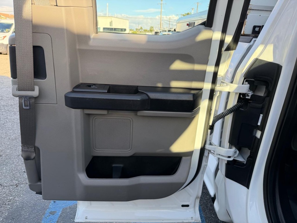 Ford F-150 Vehicle Full-screen Gallery Image 23