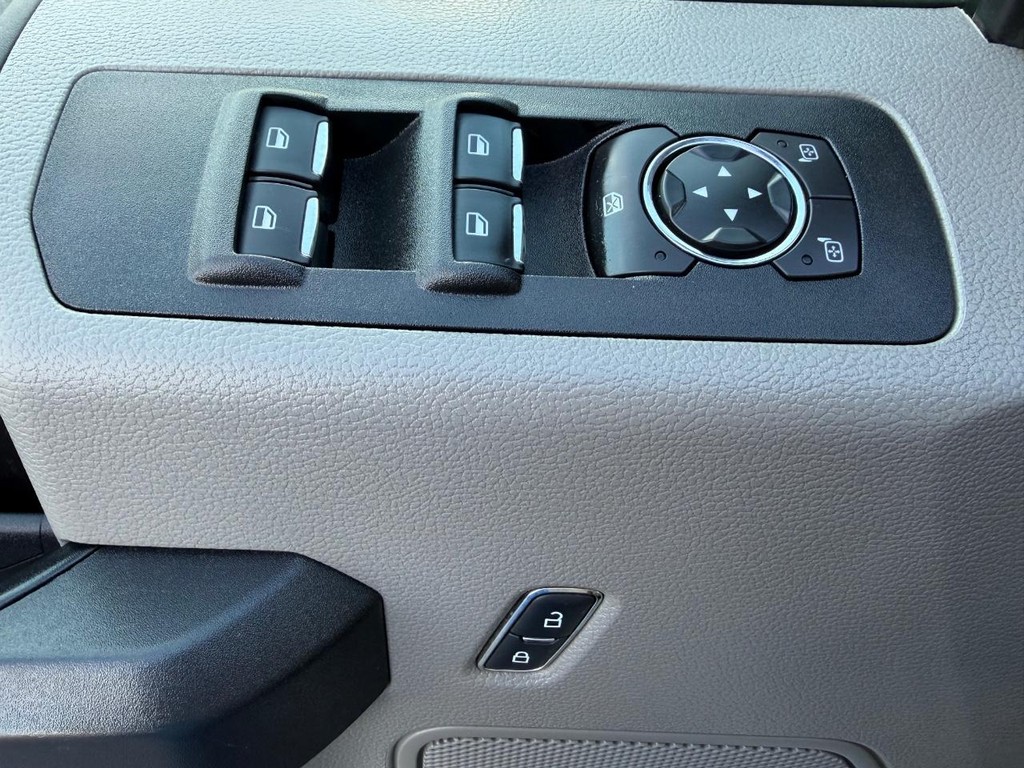 Ford F-150 Vehicle Full-screen Gallery Image 33