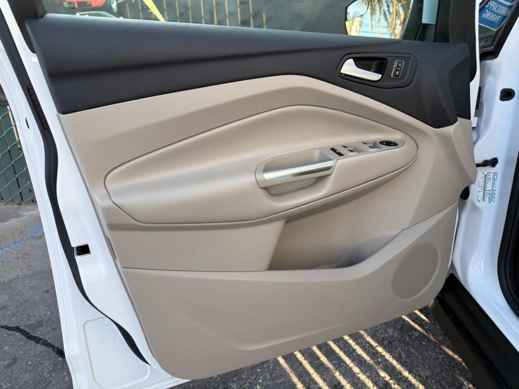 Ford C-MAX Vehicle Full-screen Gallery Image 15