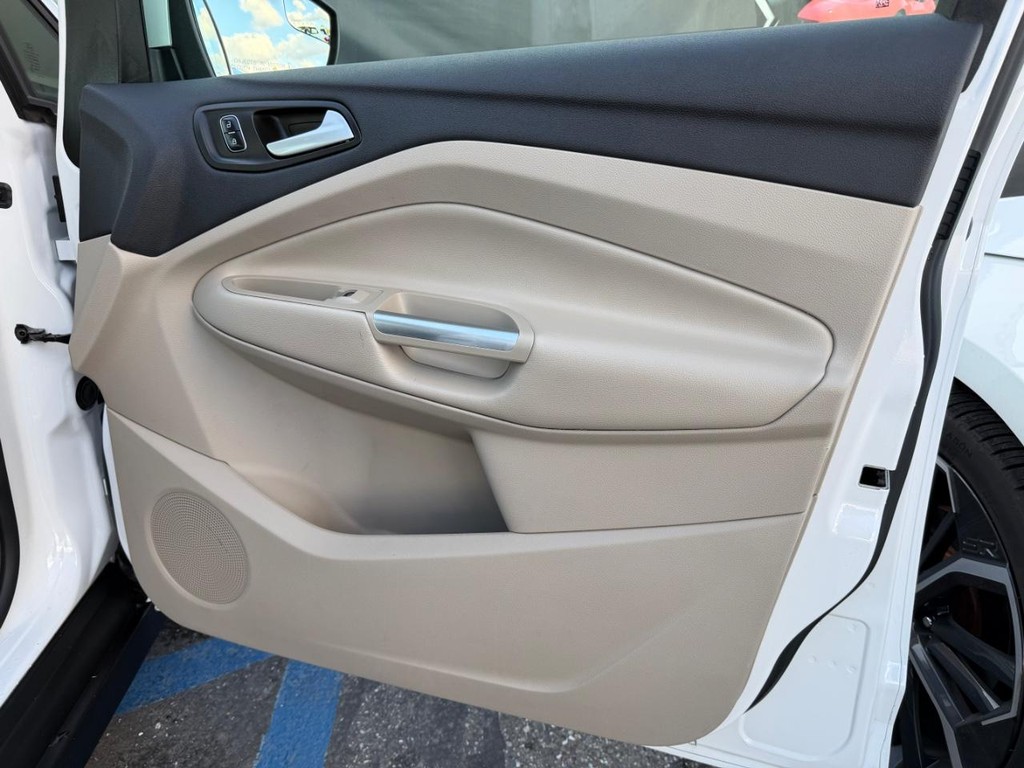 Ford C-MAX Vehicle Full-screen Gallery Image 19