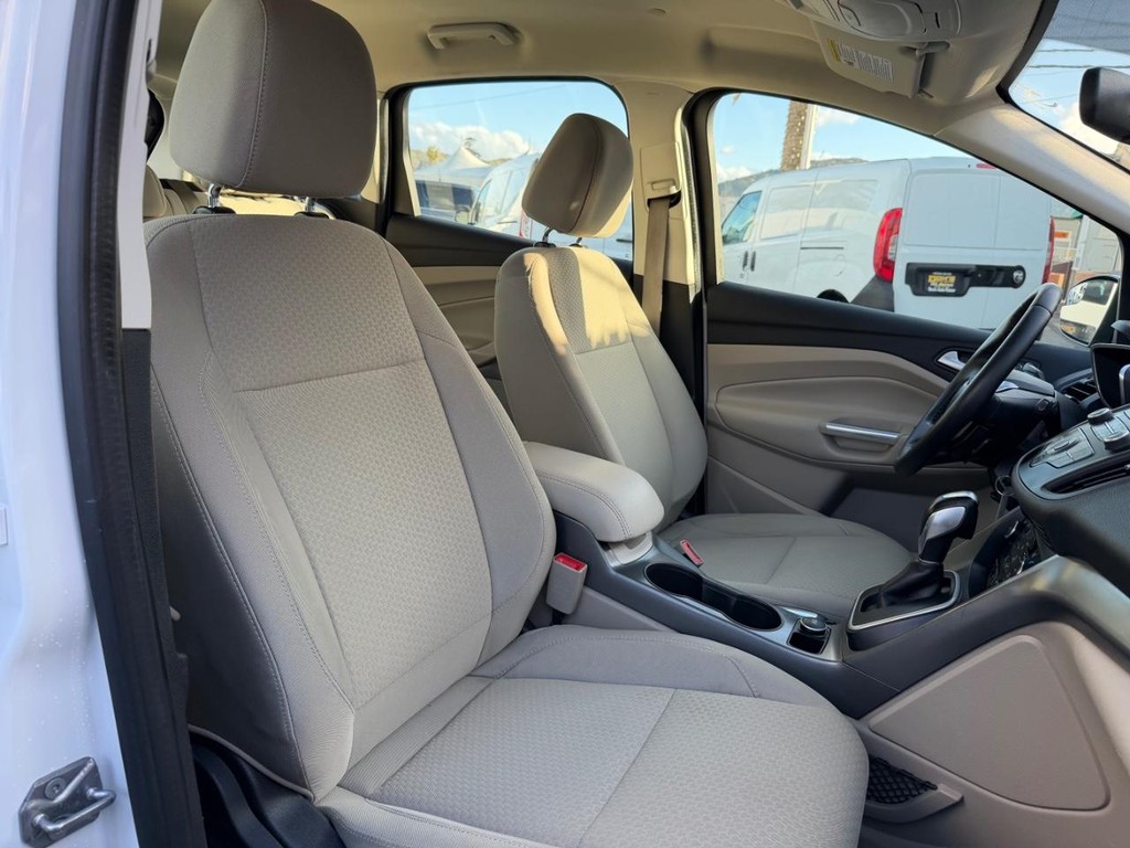 Ford C-MAX Vehicle Full-screen Gallery Image 22