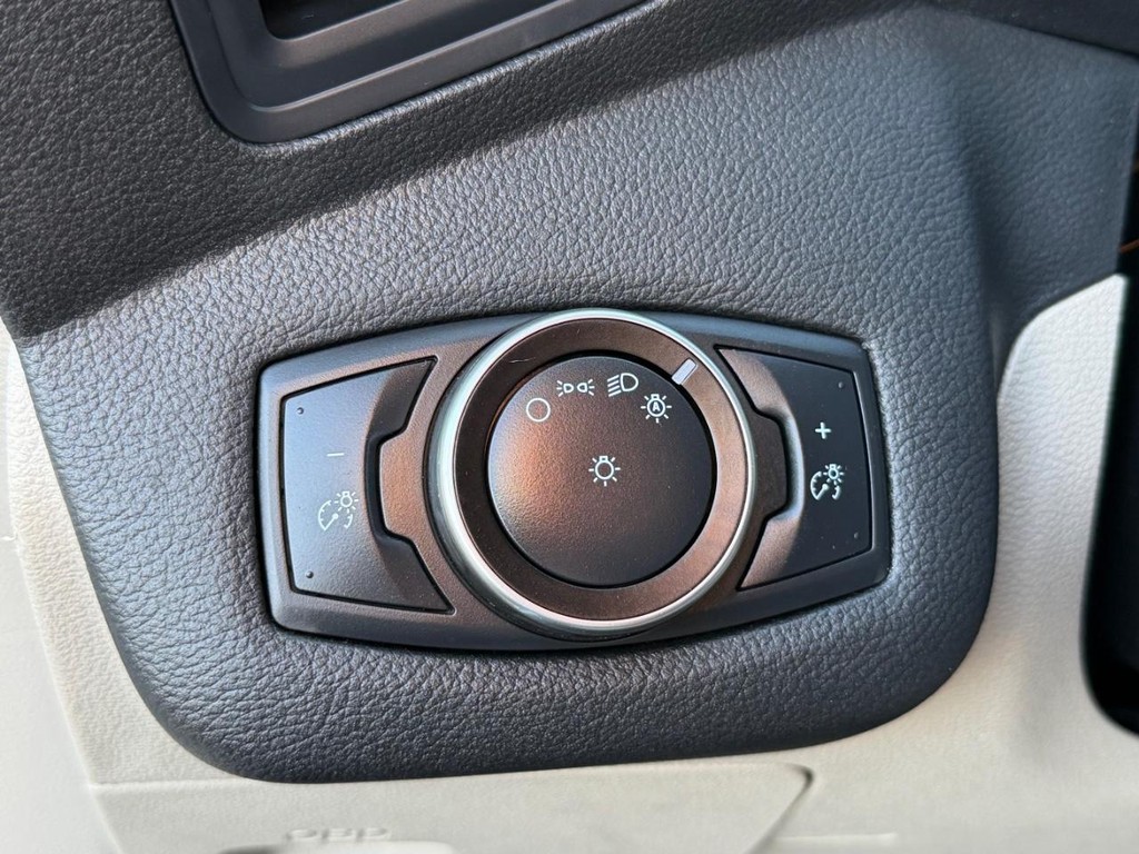 Ford C-MAX Vehicle Full-screen Gallery Image 31