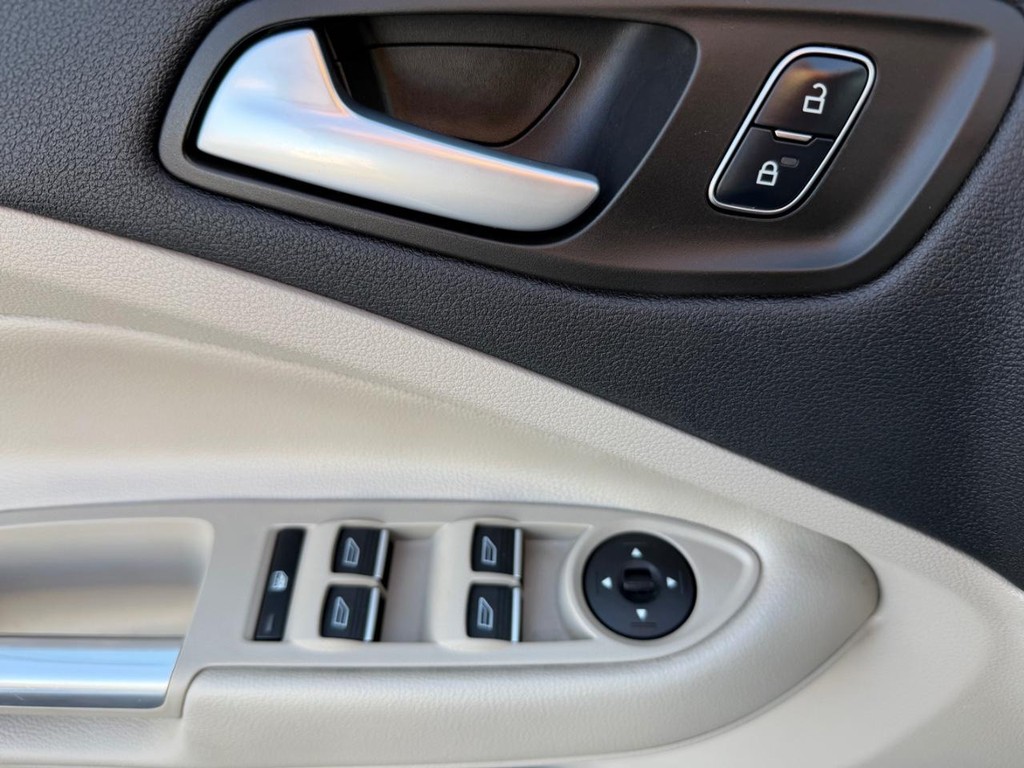 Ford C-MAX Vehicle Full-screen Gallery Image 32