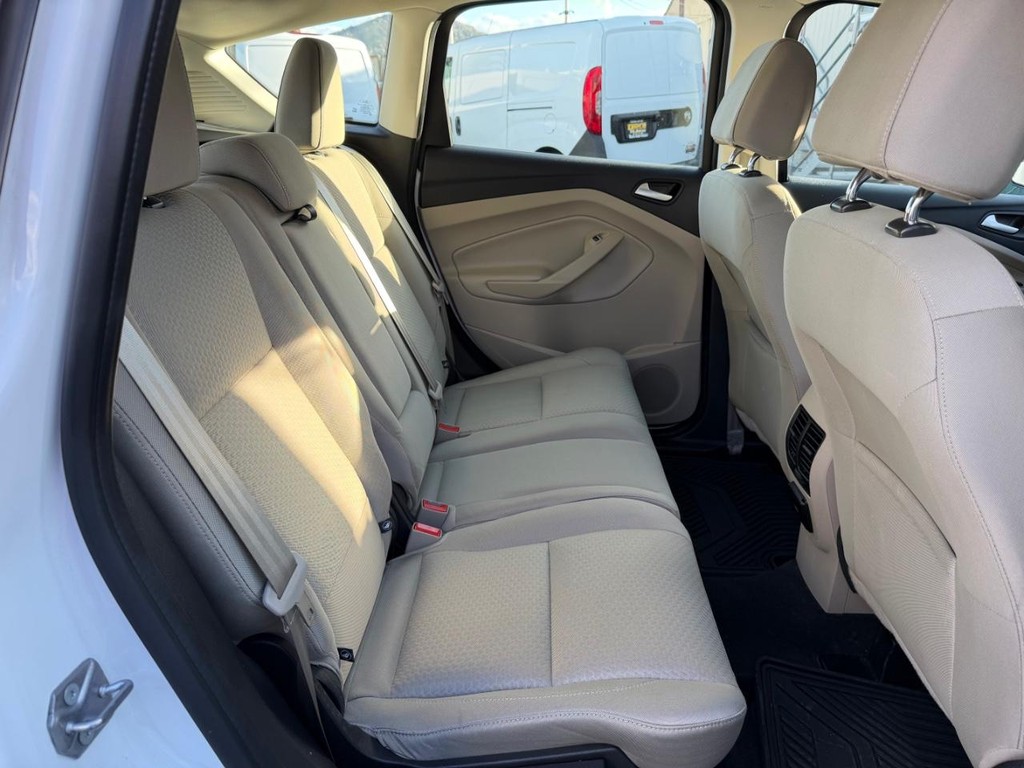 Ford C-MAX Vehicle Full-screen Gallery Image 37