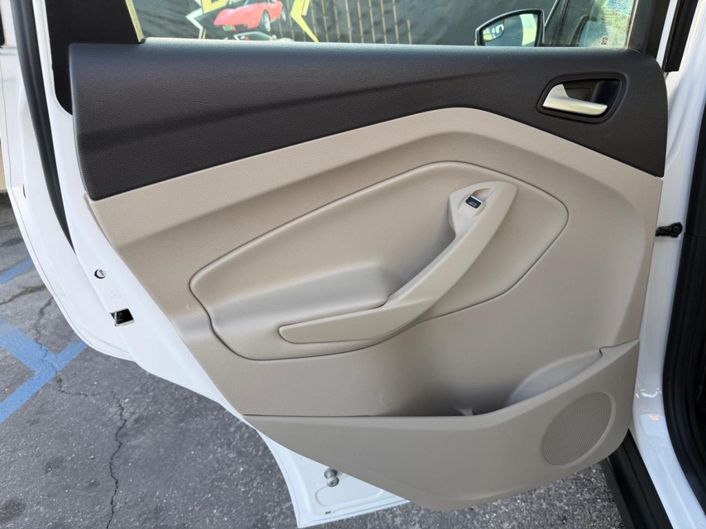 Ford C-MAX Vehicle Full-screen Gallery Image 38