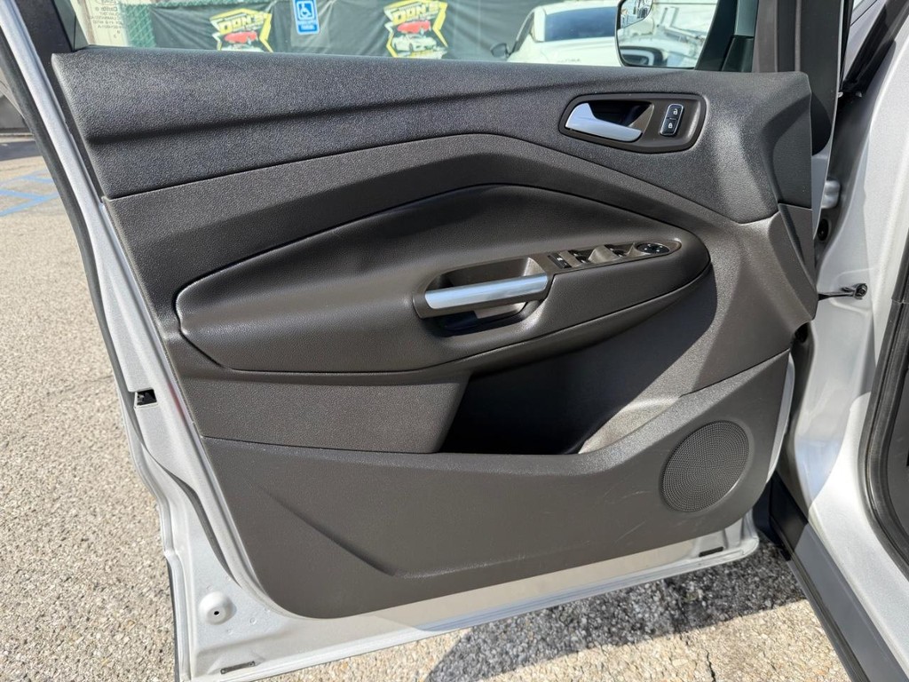 Ford Escape Vehicle Full-screen Gallery Image 17