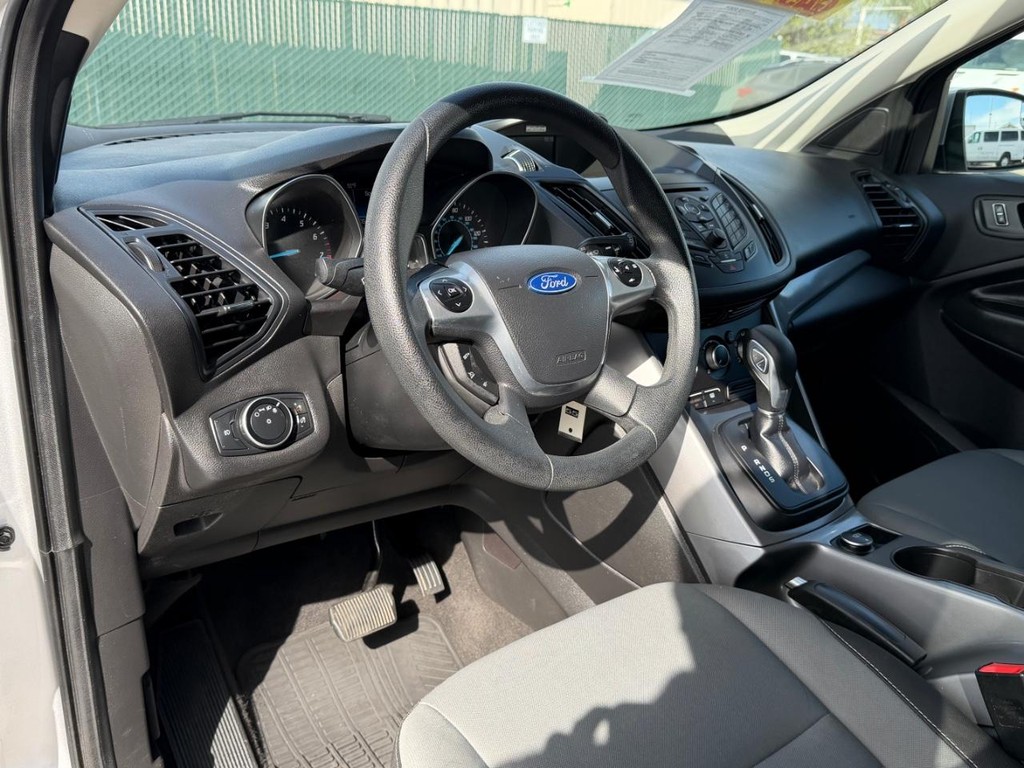 Ford Escape Vehicle Full-screen Gallery Image 18
