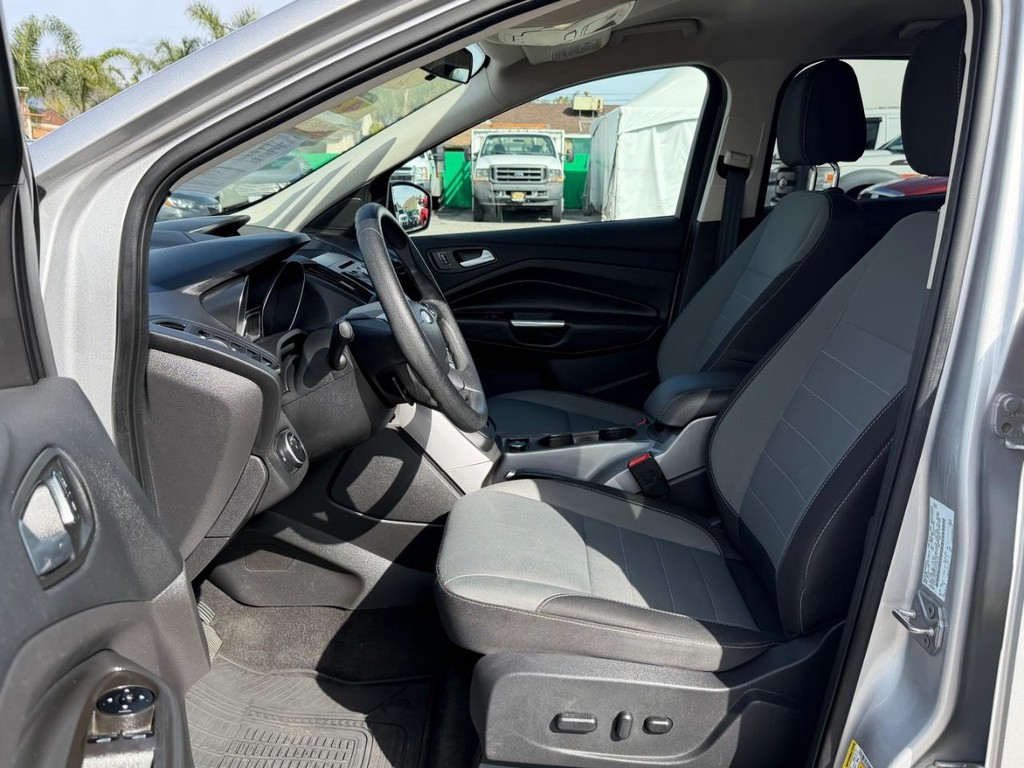 Ford Escape Vehicle Full-screen Gallery Image 19