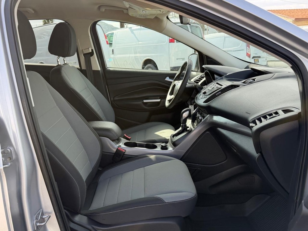 Ford Escape Vehicle Full-screen Gallery Image 23