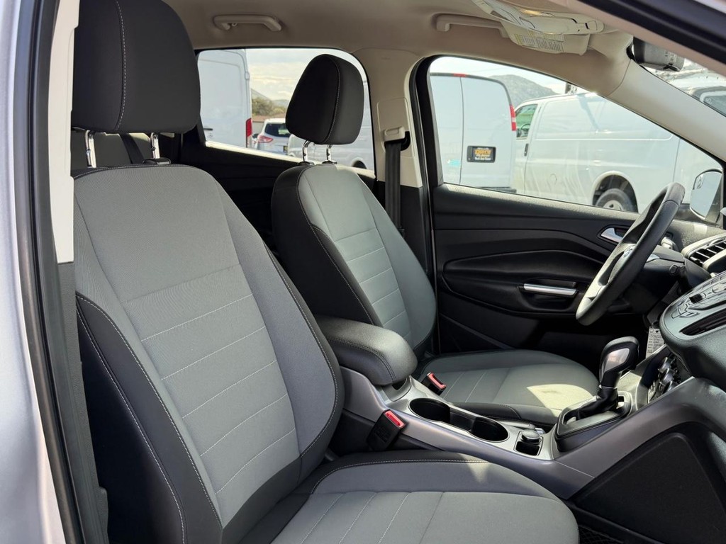 Ford Escape Vehicle Full-screen Gallery Image 24