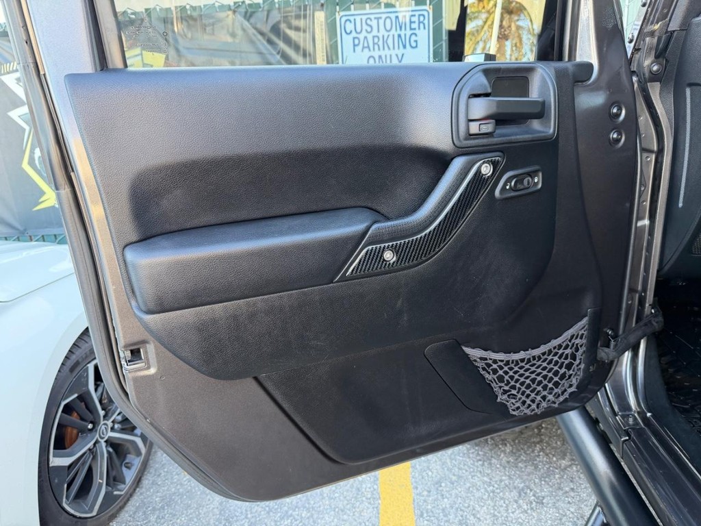 Jeep Wrangler Unlimited Vehicle Full-screen Gallery Image 15