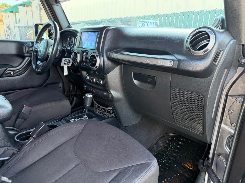 Jeep Wrangler Unlimited Vehicle Full-screen Gallery Image 20