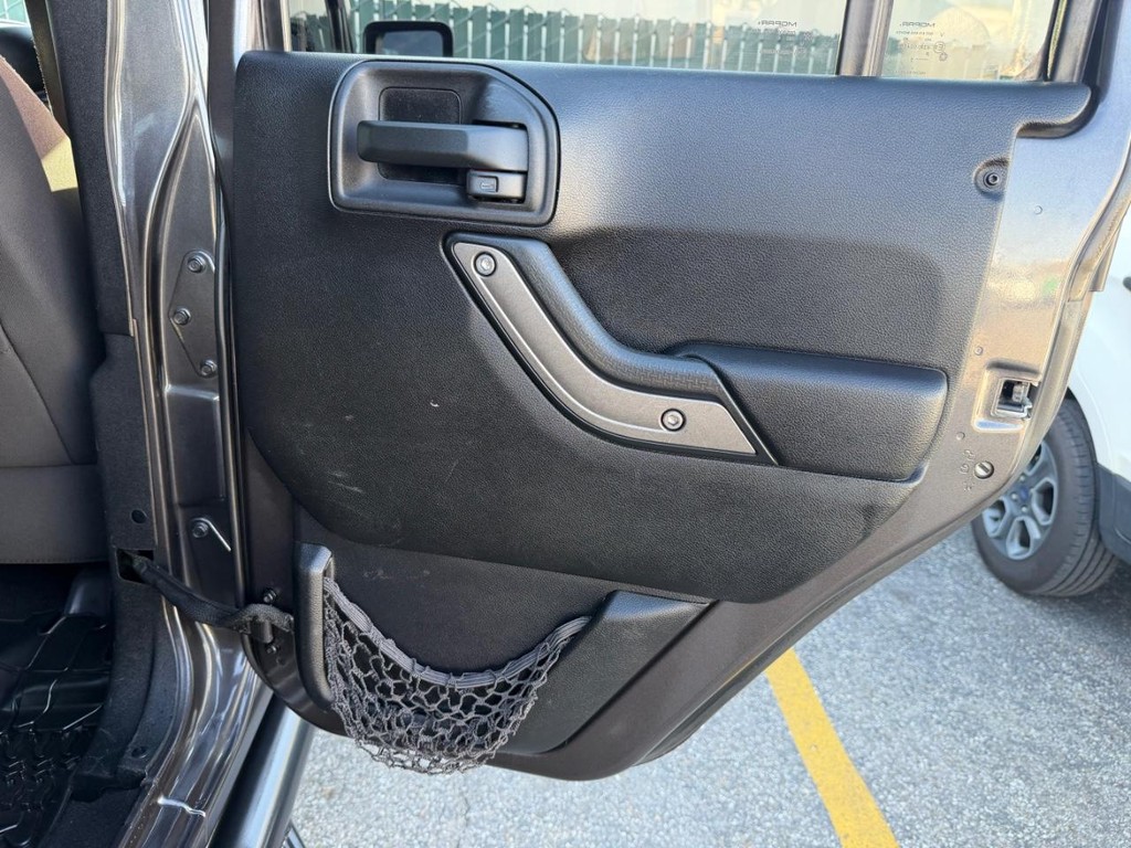 Jeep Wrangler Unlimited Vehicle Full-screen Gallery Image 35