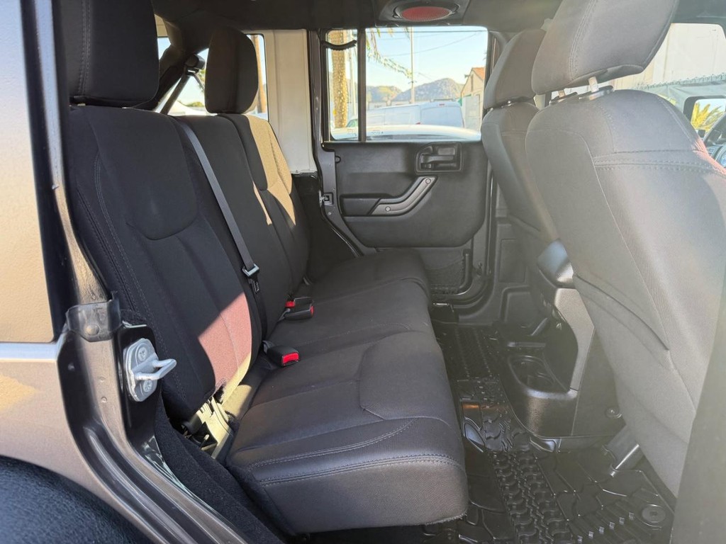 Jeep Wrangler Unlimited Vehicle Full-screen Gallery Image 36