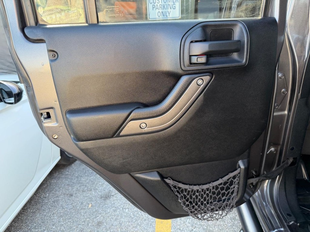 Jeep Wrangler Unlimited Vehicle Full-screen Gallery Image 37