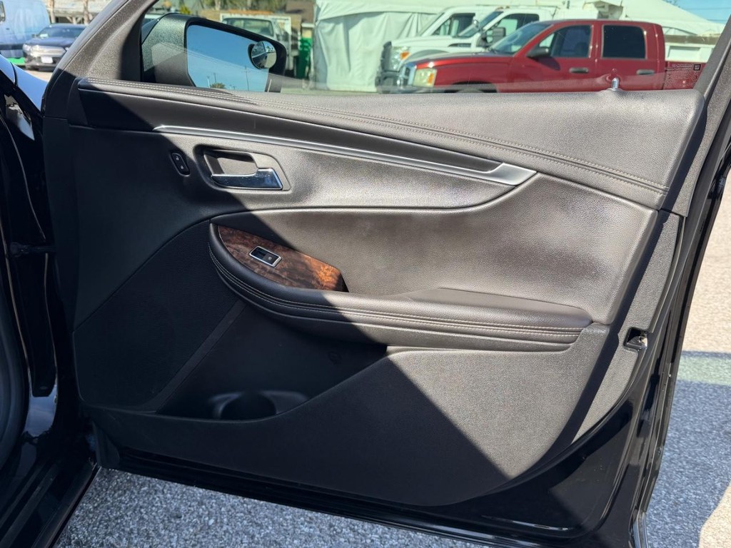 Chevrolet Impala Vehicle Full-screen Gallery Image 19