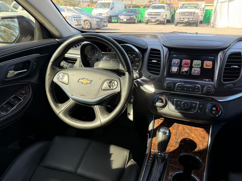 Chevrolet Impala Vehicle Full-screen Gallery Image 24