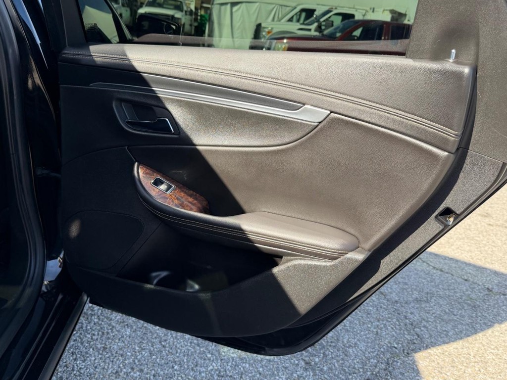 Chevrolet Impala Vehicle Full-screen Gallery Image 37