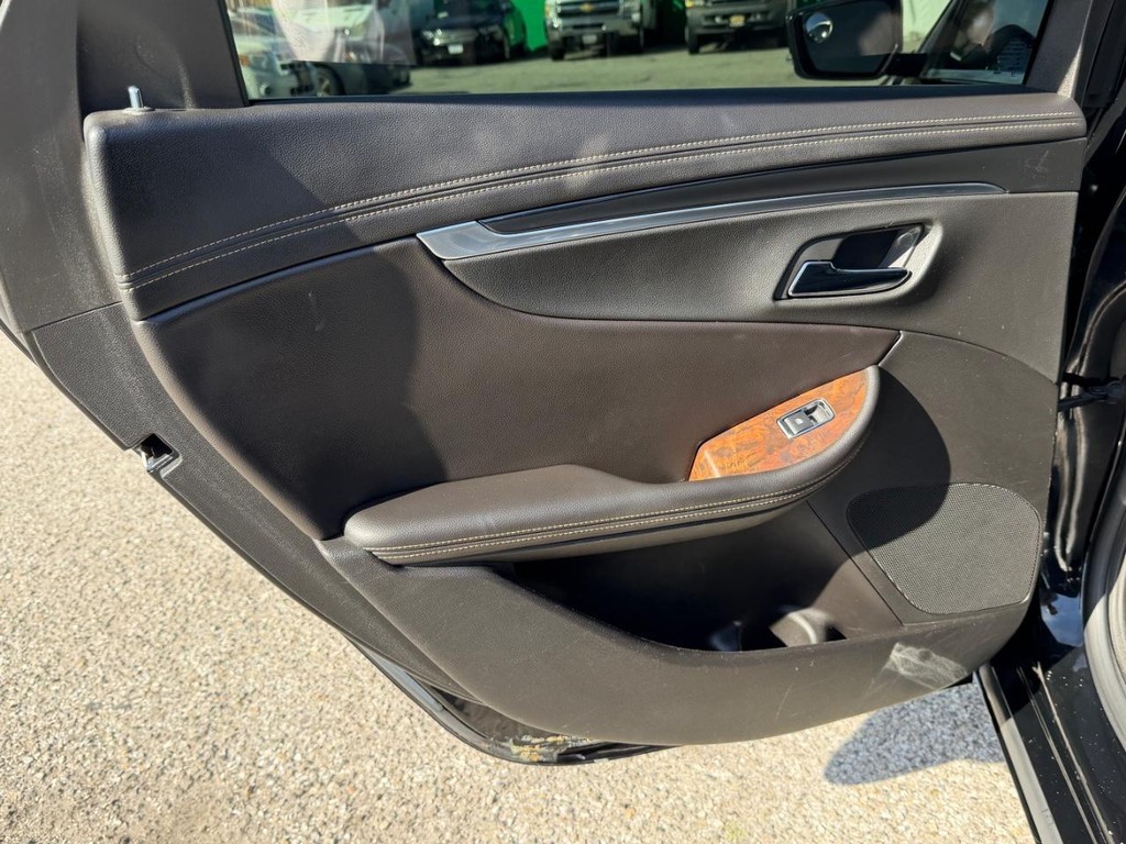 Chevrolet Impala Vehicle Full-screen Gallery Image 39