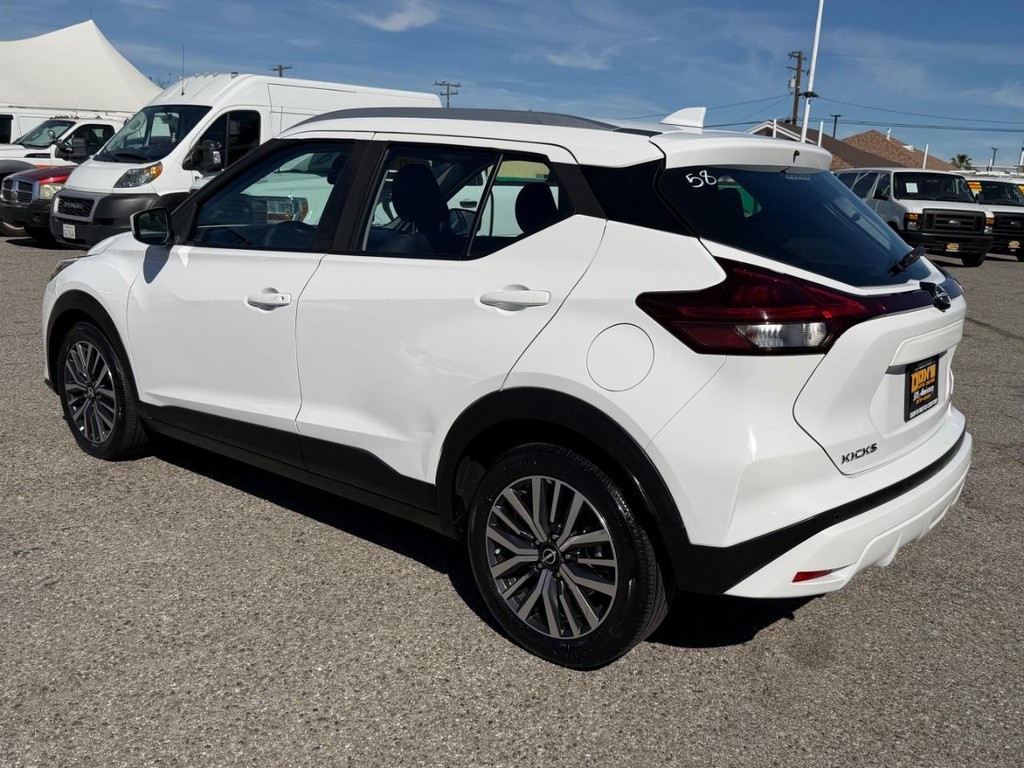 Nissan Kicks Vehicle Full-screen Gallery Image 09