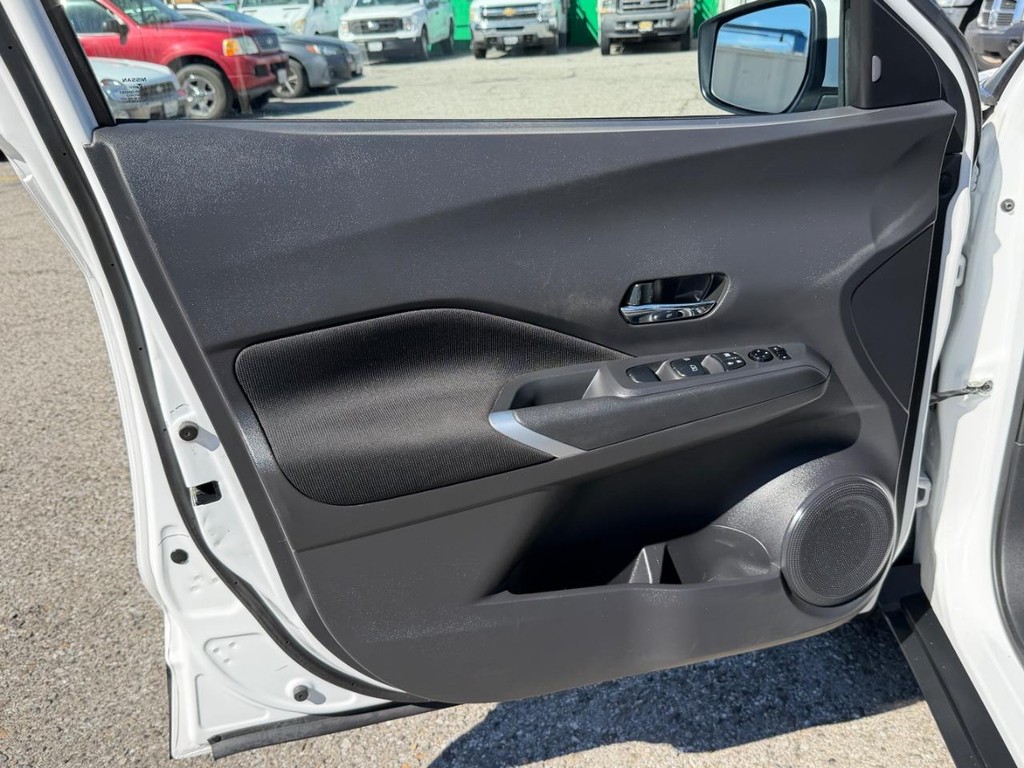 Nissan Kicks Vehicle Full-screen Gallery Image 15