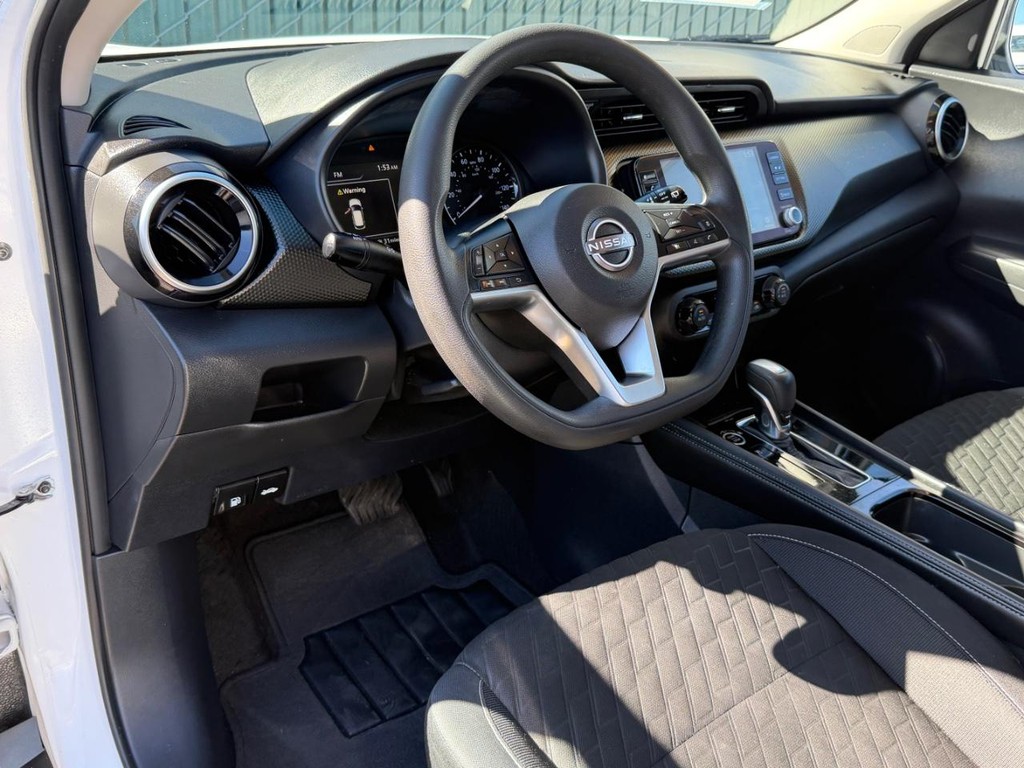 Nissan Kicks Vehicle Full-screen Gallery Image 16