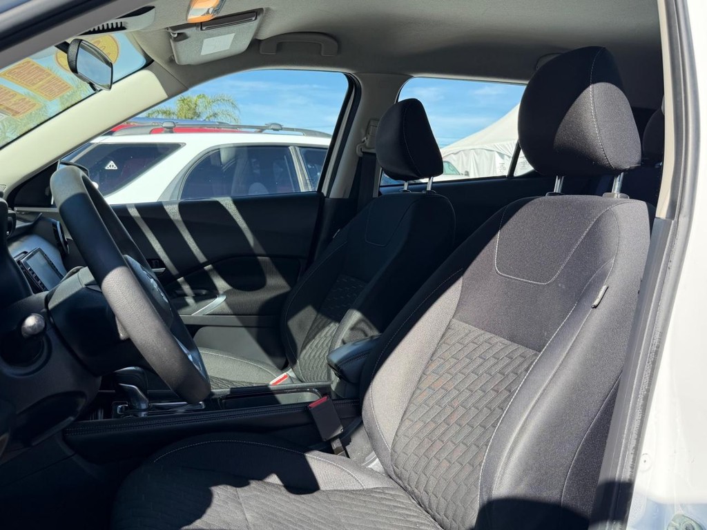 Nissan Kicks Vehicle Full-screen Gallery Image 18