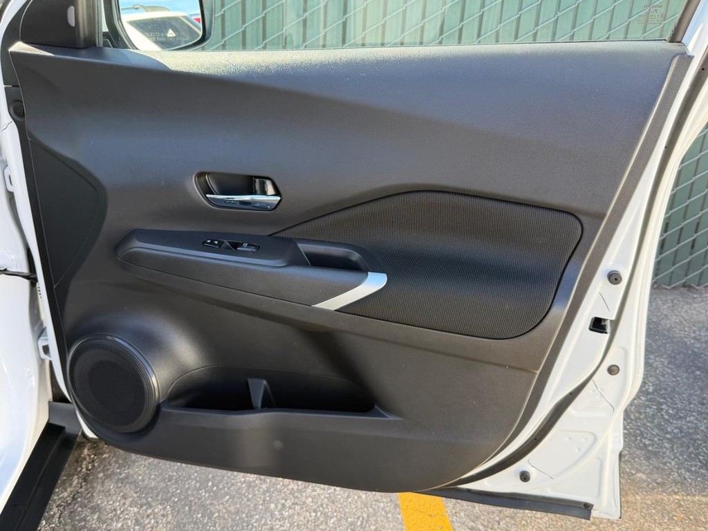 Nissan Kicks Vehicle Full-screen Gallery Image 19