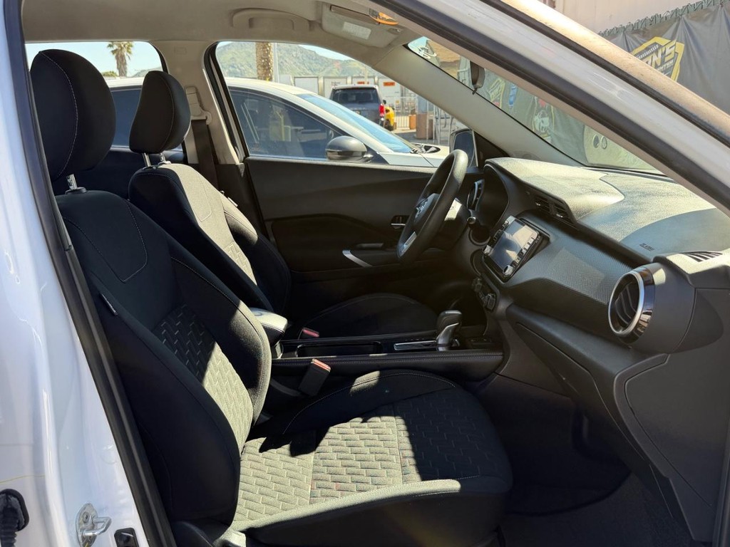 Nissan Kicks Vehicle Full-screen Gallery Image 21