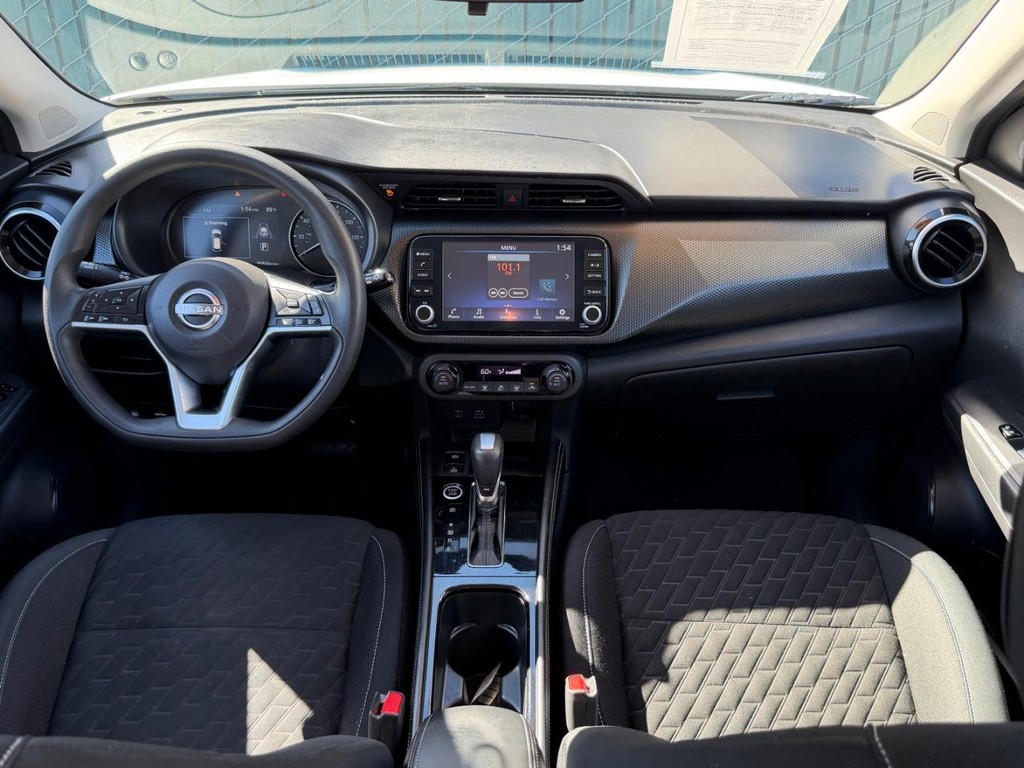 Nissan Kicks Vehicle Full-screen Gallery Image 23