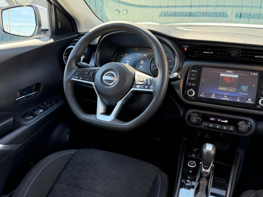 Nissan Kicks Vehicle Full-screen Gallery Image 24