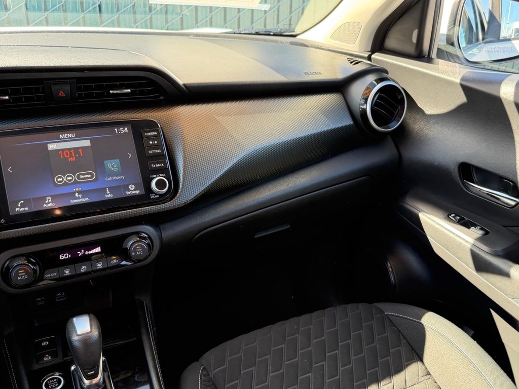 Nissan Kicks Vehicle Full-screen Gallery Image 26