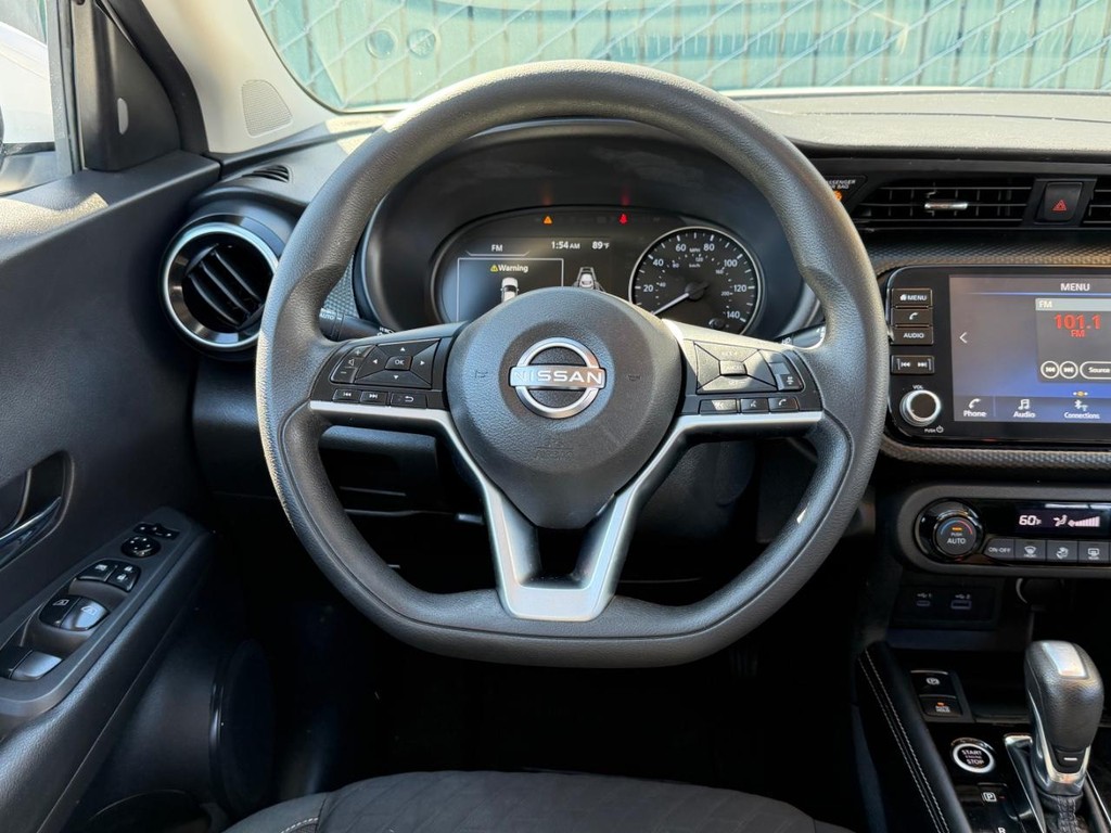 Nissan Kicks Vehicle Full-screen Gallery Image 27