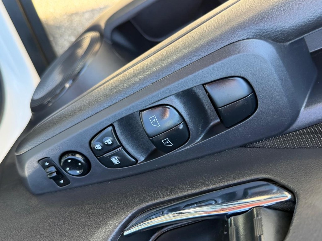 Nissan Kicks Vehicle Full-screen Gallery Image 33