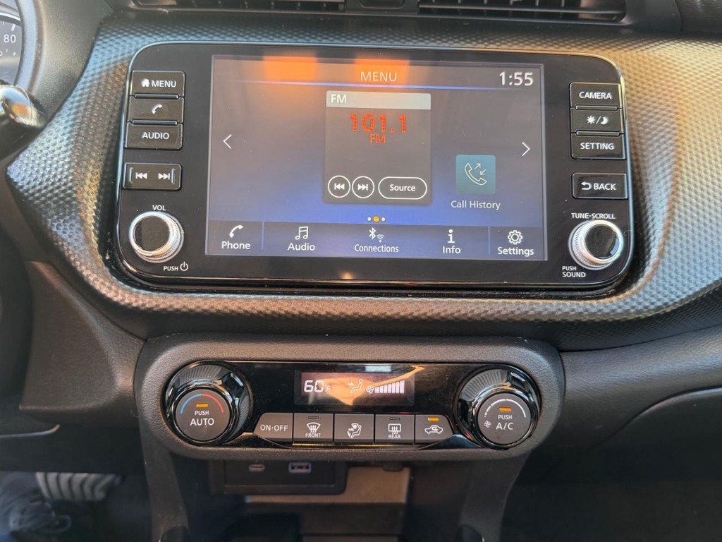 Nissan Kicks Vehicle Full-screen Gallery Image 36