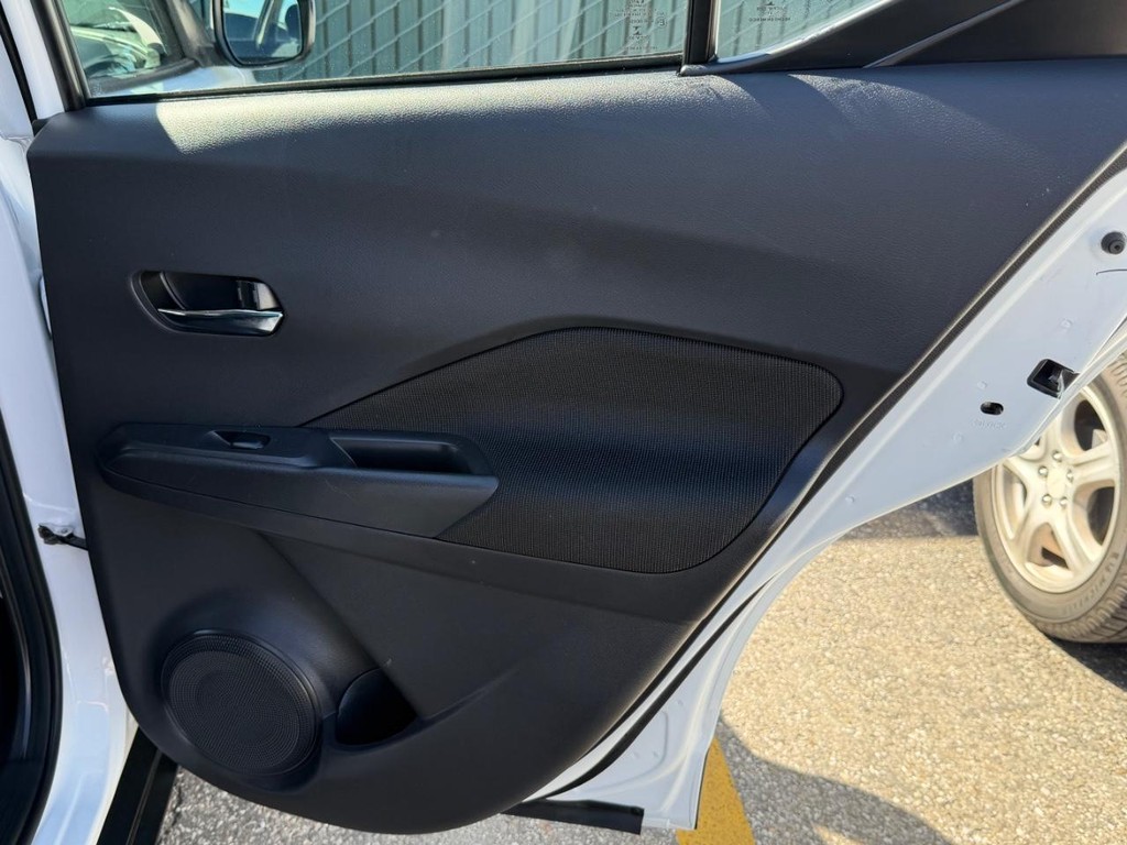 Nissan Kicks Vehicle Full-screen Gallery Image 37