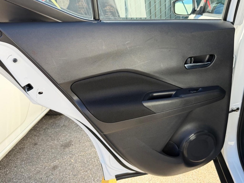 Nissan Kicks Vehicle Full-screen Gallery Image 39