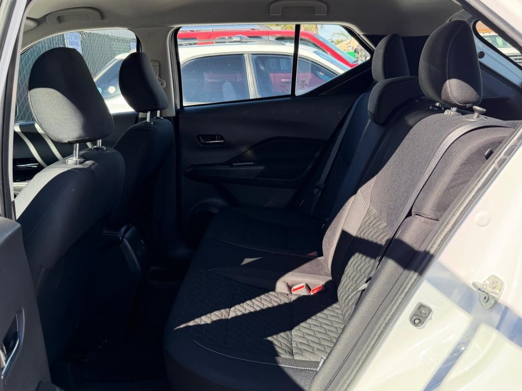 Nissan Kicks Vehicle Full-screen Gallery Image 40