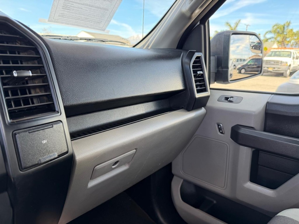 Ford F-150 Vehicle Full-screen Gallery Image 25