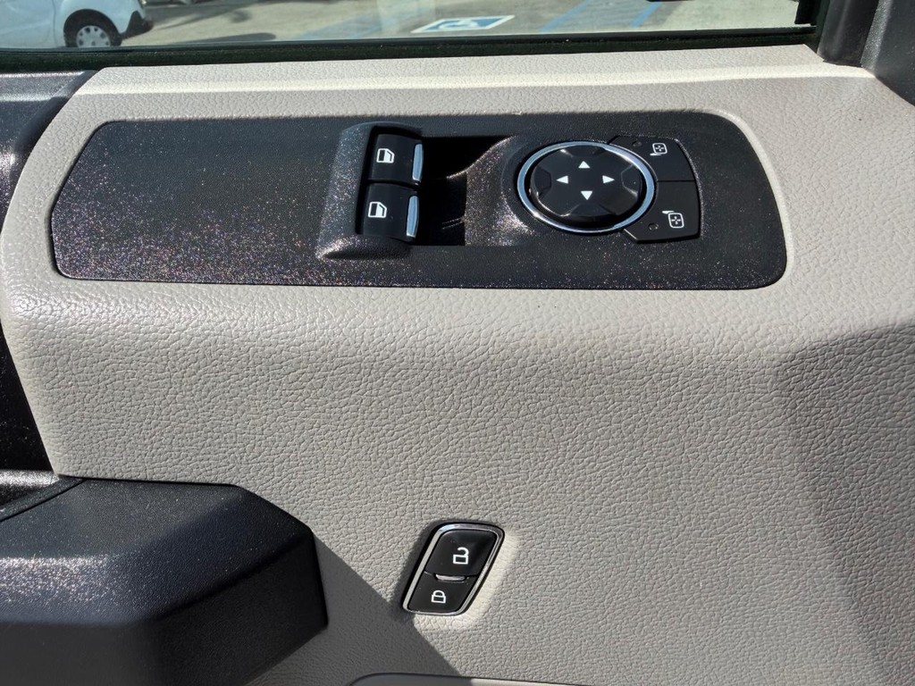 Ford F-150 Vehicle Full-screen Gallery Image 29