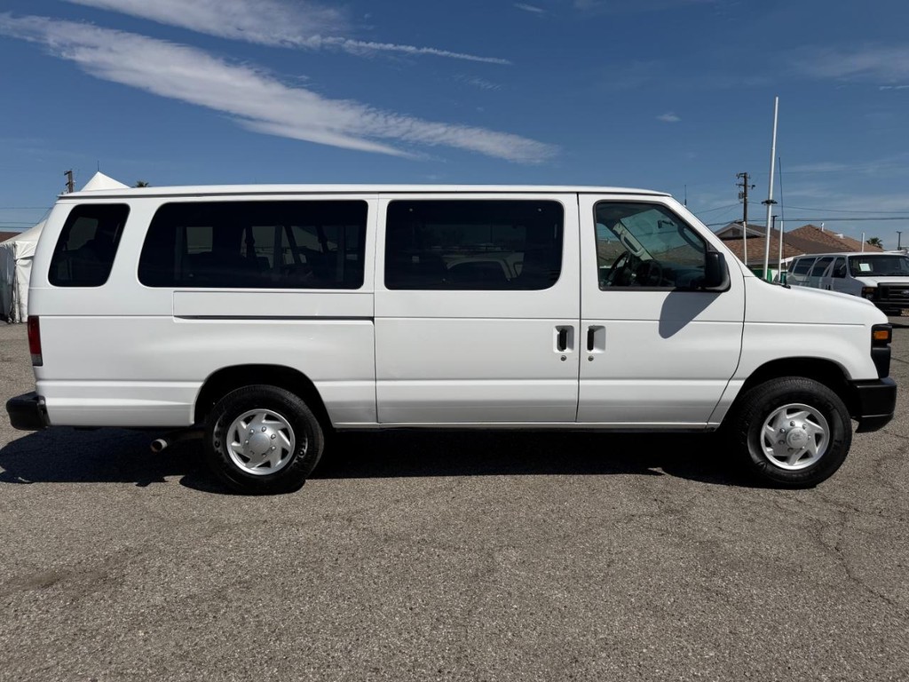 Ford E-350 15 Passenger Van Vehicle Full-screen Gallery Image 05