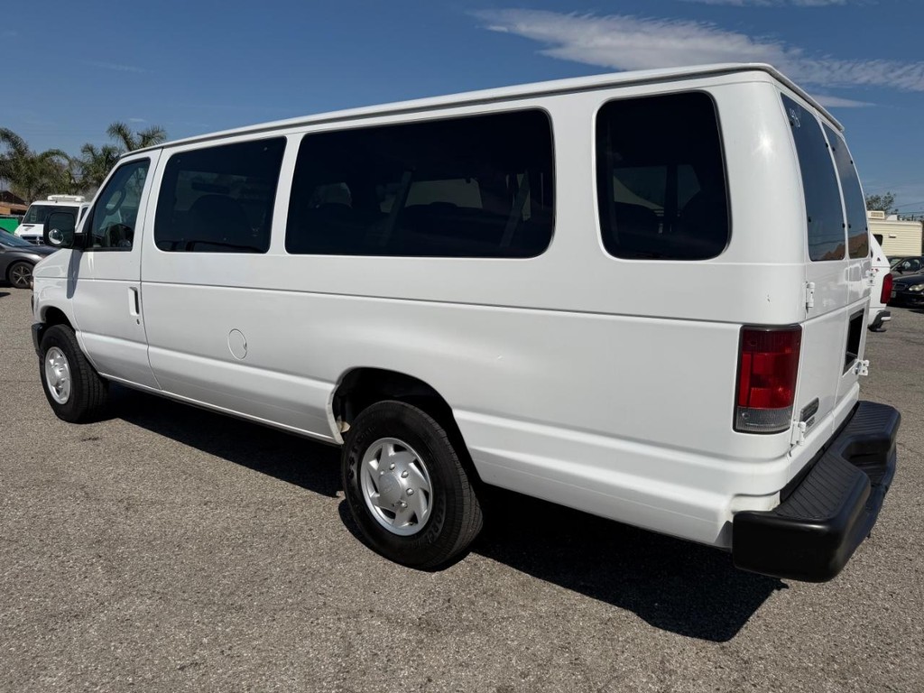 Ford E-350 15 Passenger Van Vehicle Full-screen Gallery Image 09