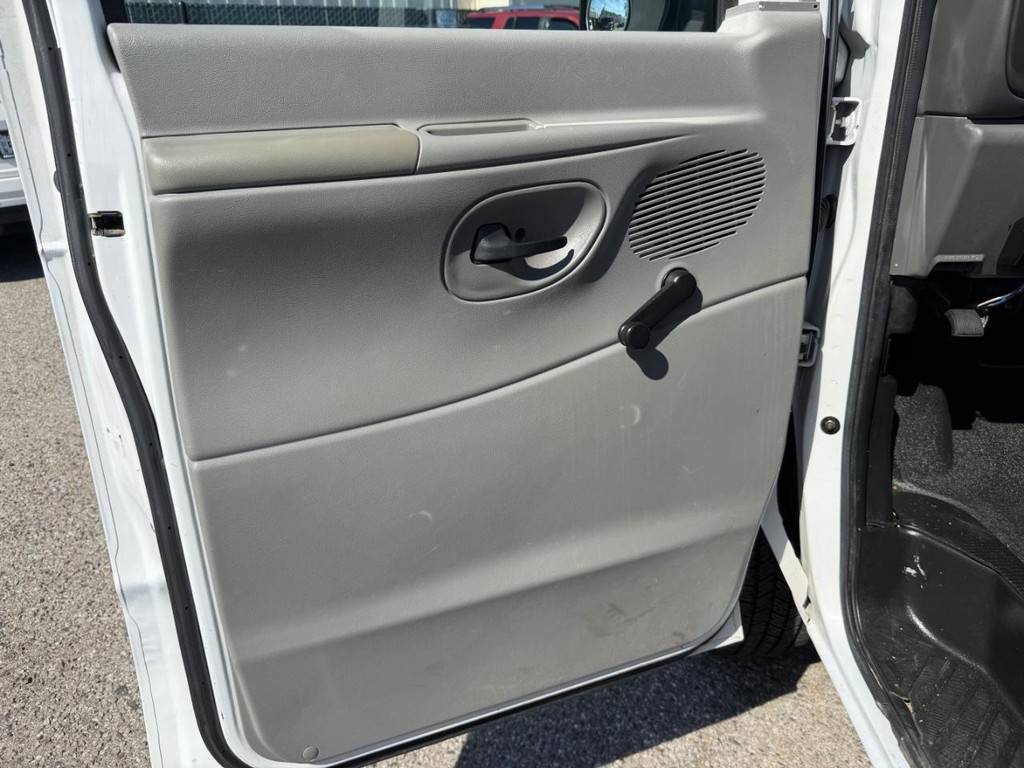 Ford E-350 15 Passenger Van Vehicle Full-screen Gallery Image 15