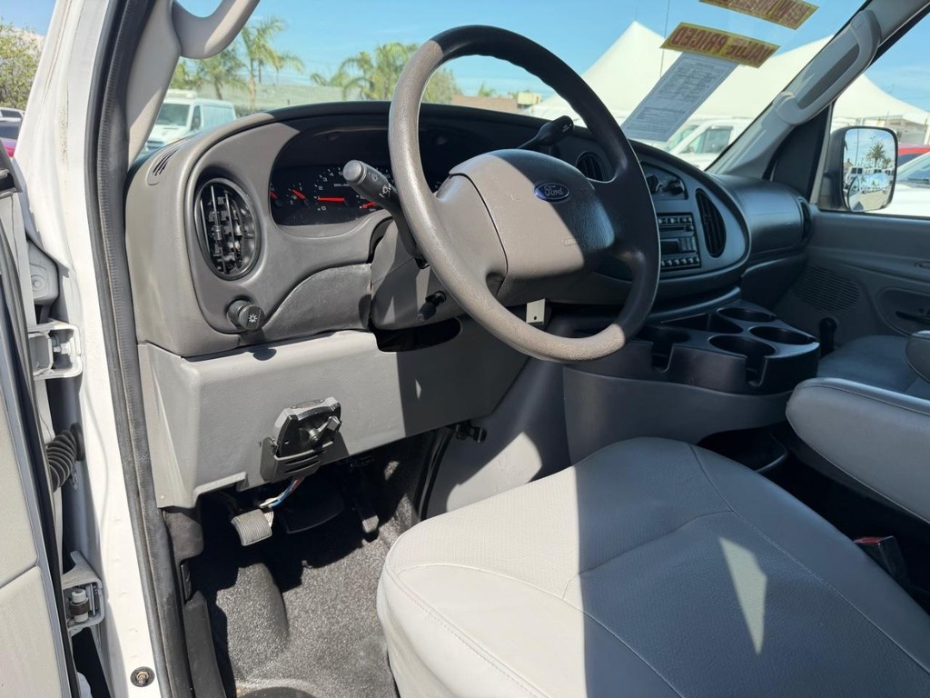 Ford E-350 15 Passenger Van Vehicle Full-screen Gallery Image 16