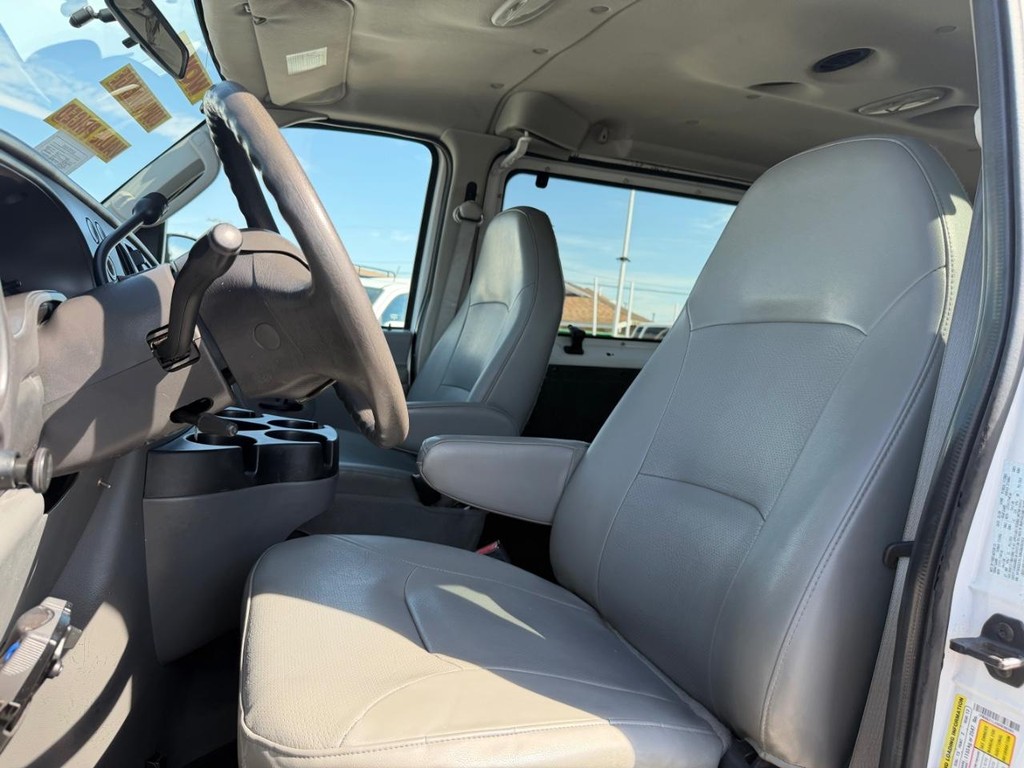 Ford E-350 15 Passenger Van Vehicle Full-screen Gallery Image 18