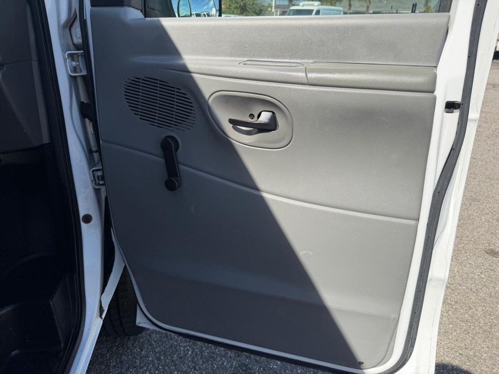 Ford E-350 15 Passenger Van Vehicle Full-screen Gallery Image 19