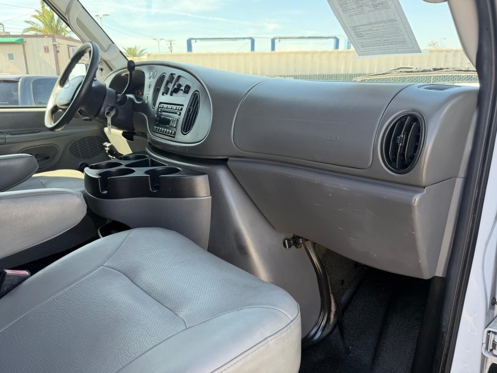 Ford E-350 15 Passenger Van Vehicle Full-screen Gallery Image 20