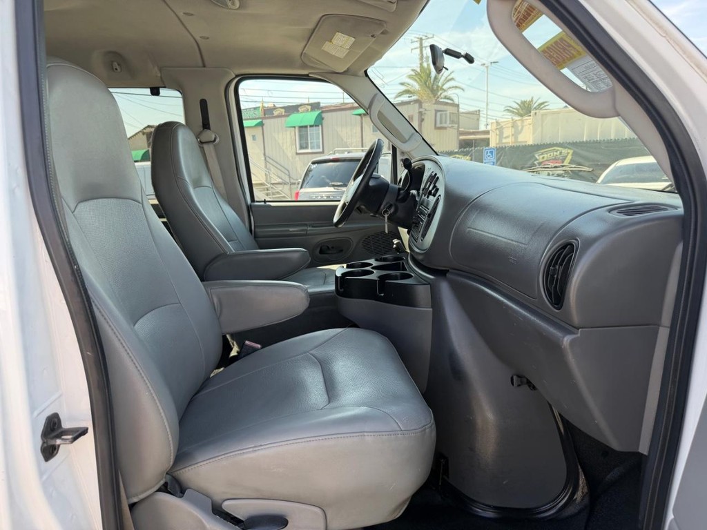 Ford E-350 15 Passenger Van Vehicle Full-screen Gallery Image 21